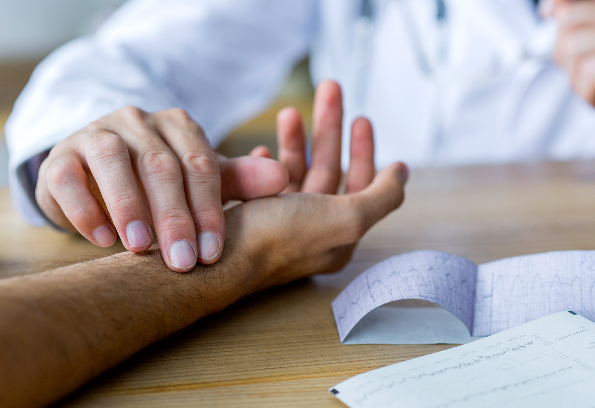 Tomar el pulso en la muñeca con los dedos.